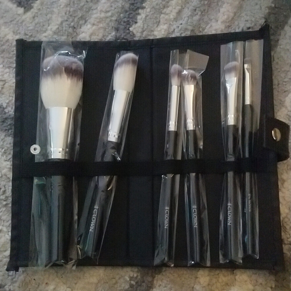 Crown makeup brush set